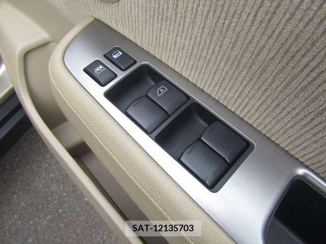 Nissan LATIO 2011-03 275028-15