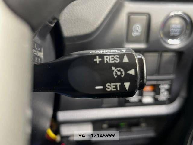 Toyota NOAH 2017-07 321518-7
