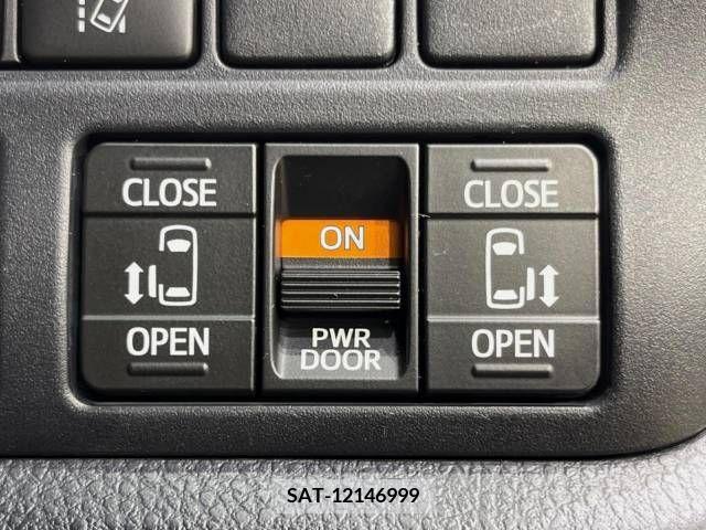 Toyota NOAH 2017-07 321518-6