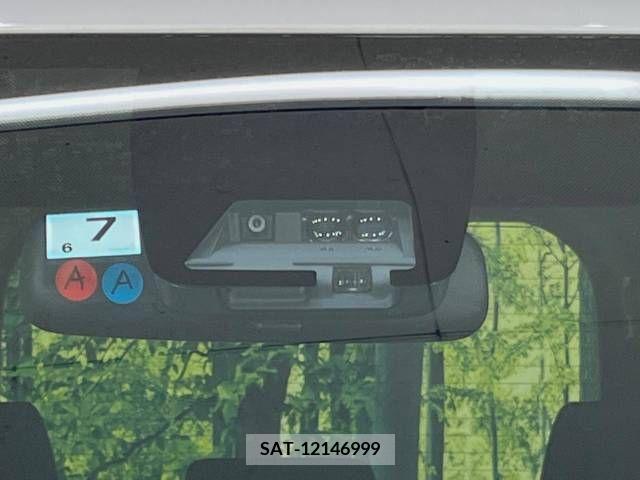 Toyota NOAH 2017-07 321518-4