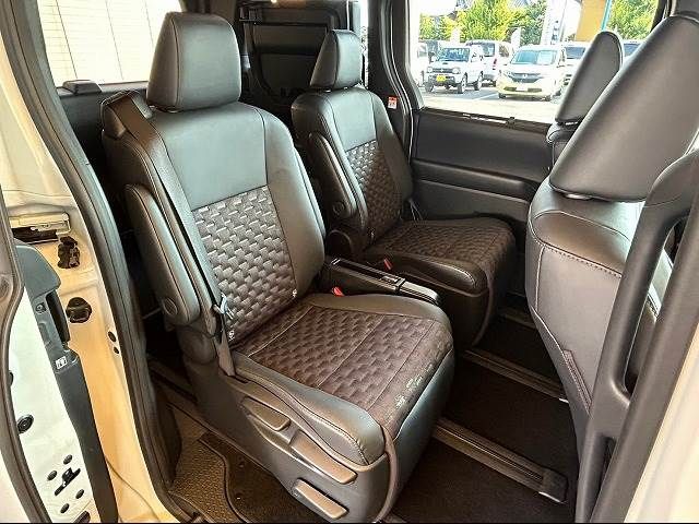 Toyota VOXY 2022-07 188941-5
