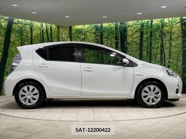 Toyota AQUA 2013-03 379877-18