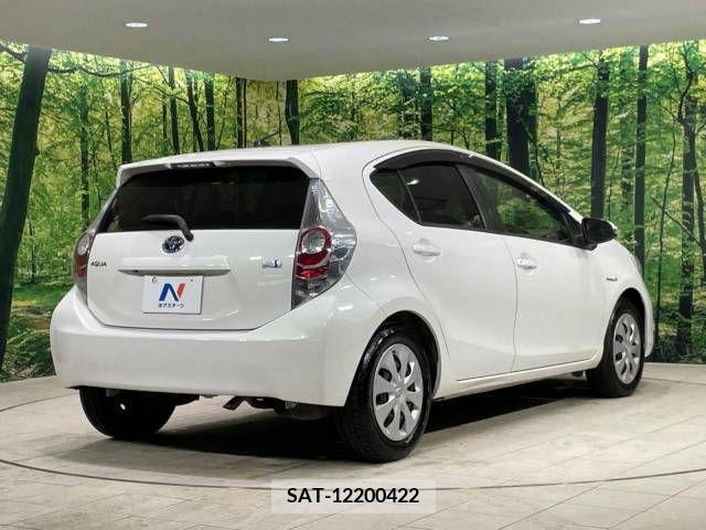 Toyota AQUA 2013-03 379877-17
