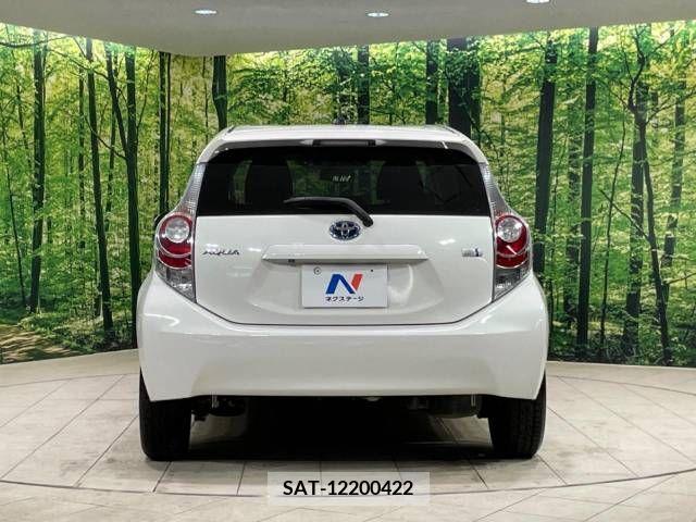 Toyota AQUA 2013-03 379877-15