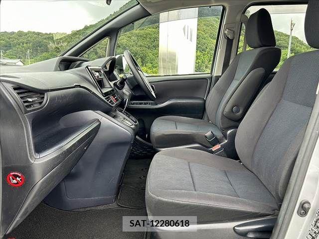Toyota NOAH 2016-03 381731-17