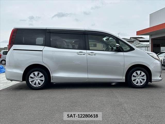 Toyota NOAH 2016-03 381731-11