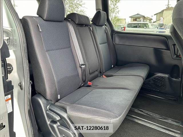 Toyota NOAH 2016-03 381731-19