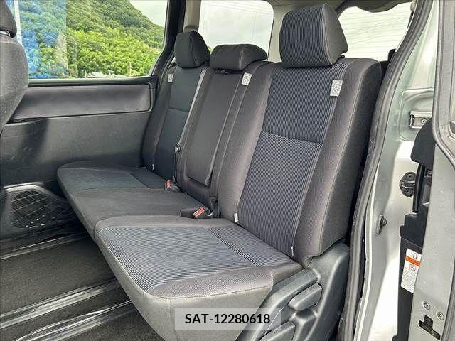 Toyota NOAH 2016-03 381731-18