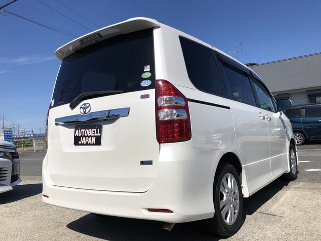 Toyota NOAH 2013-03 25085-1