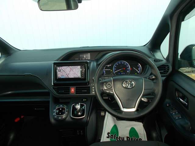 Toyota NOAH HYBRID 2017-05 23111-3
