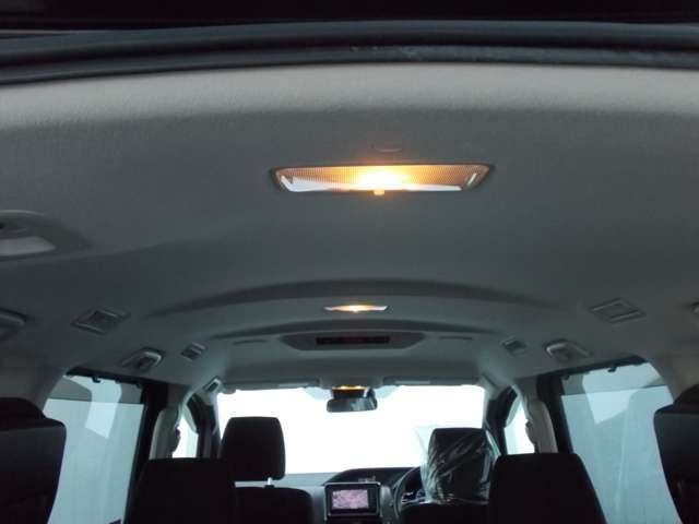 Toyota NOAH HYBRID 2017-05 23111-18