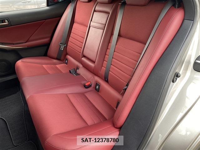 Lexus IS 2016-10 300006-13