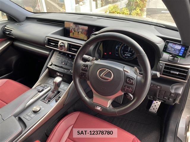 Lexus IS 2016-10 300006-4