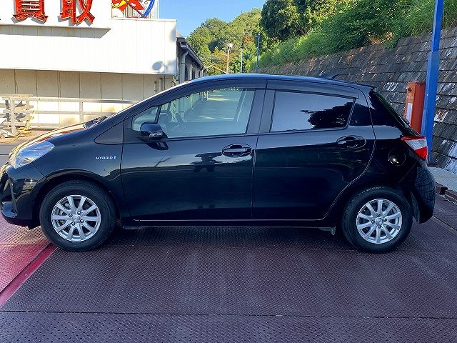 Toyota VITZ HYBRID 2017-02 7137-23
