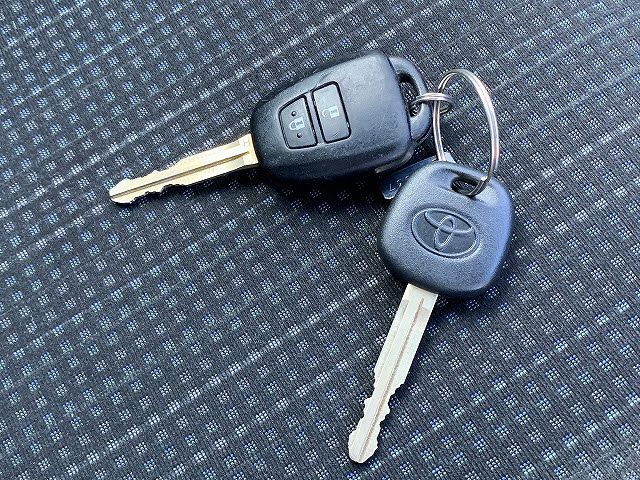 Toyota VITZ HYBRID 2017-02 7137-5