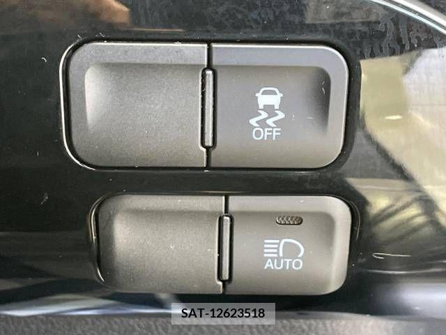 Toyota PRIUS 2018-04 322634-6