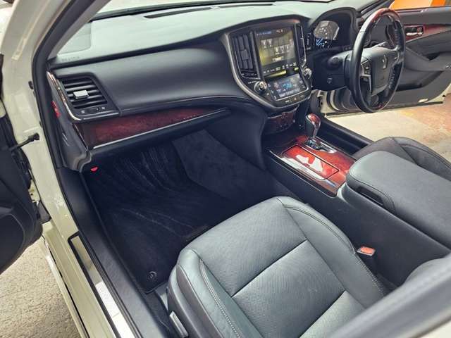 Toyota CROWN MAJESTA 2017-09 2416-16