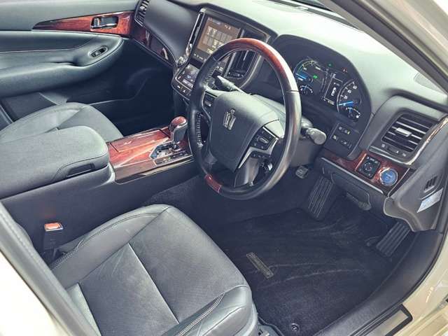 Toyota CROWN MAJESTA 2017-09 2416-15