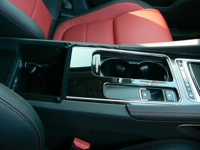 Jaguar F-PACE 2017-01 20918-11