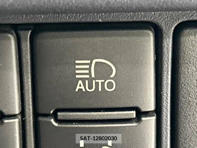 Toyota NOAH 2016-09 349885-6