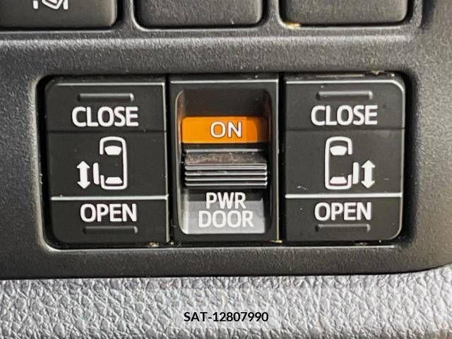 Toyota NOAH 2021-06 377638-6