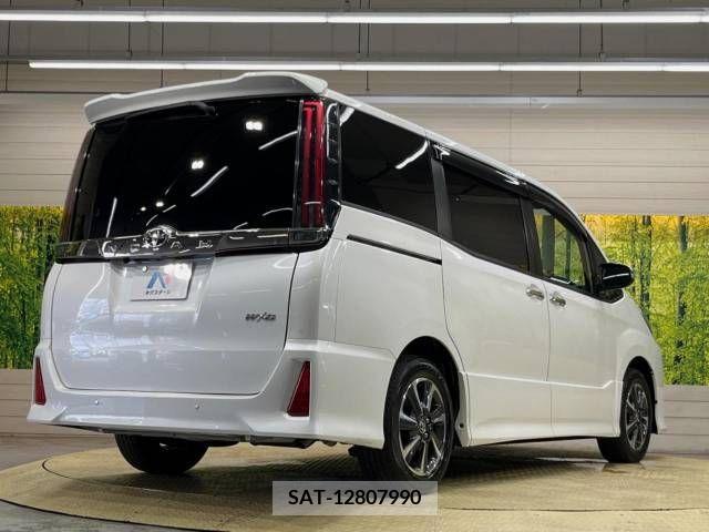 Toyota NOAH 2021-06 377638-18