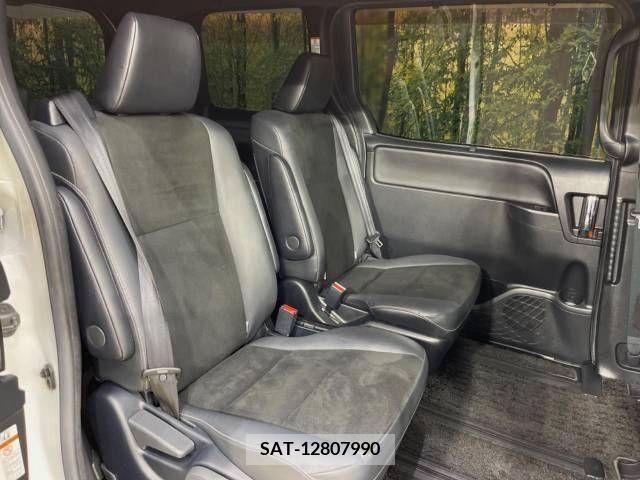 Toyota NOAH 2021-06 377638-9