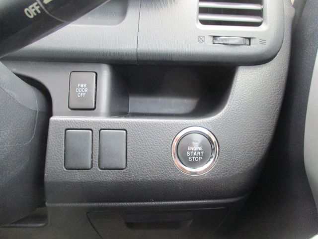 Toyota NOAH 2012-03 7176-10