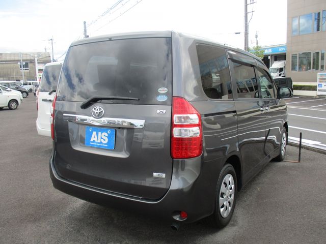 Toyota NOAH 2012-03 7176-3