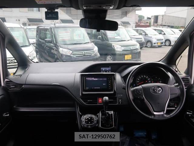 Toyota VOXY 2019-03 370350-1