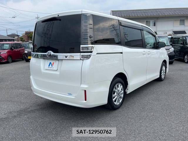 Toyota VOXY 2019-03 370350-18