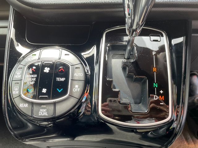 Toyota NOAH 2018-02 7242-14