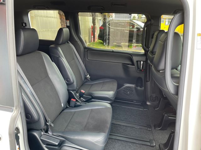 Toyota NOAH 2018-02 7242-8