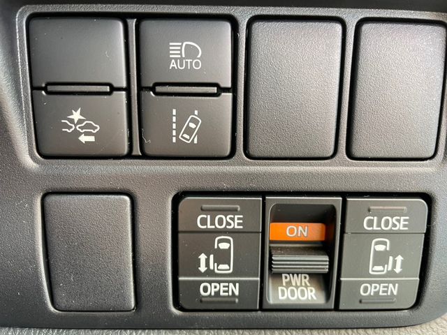 Toyota NOAH 2018-02 7242-17