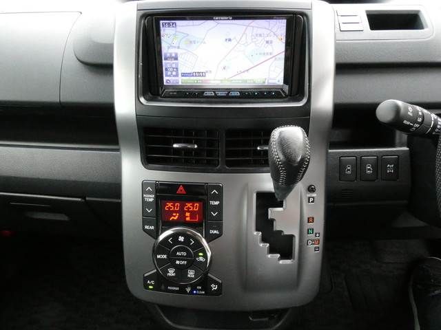 Toyota VOXY 2012-01 23356-7