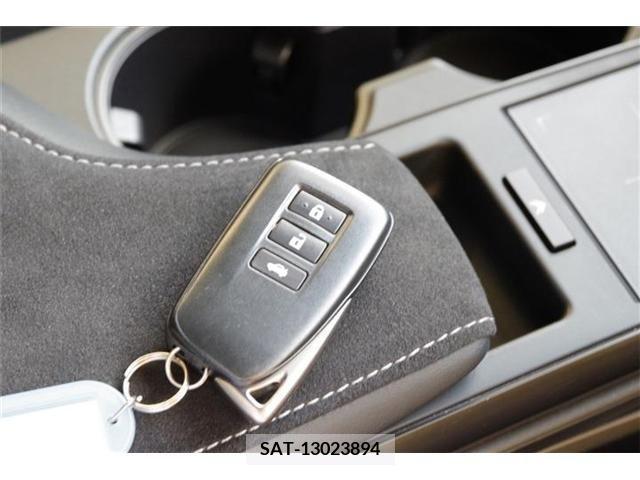 Lexus IS 2023-04 300020-17