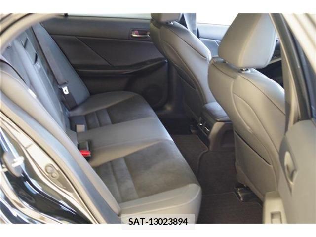 Lexus IS 2023-04 300020-15