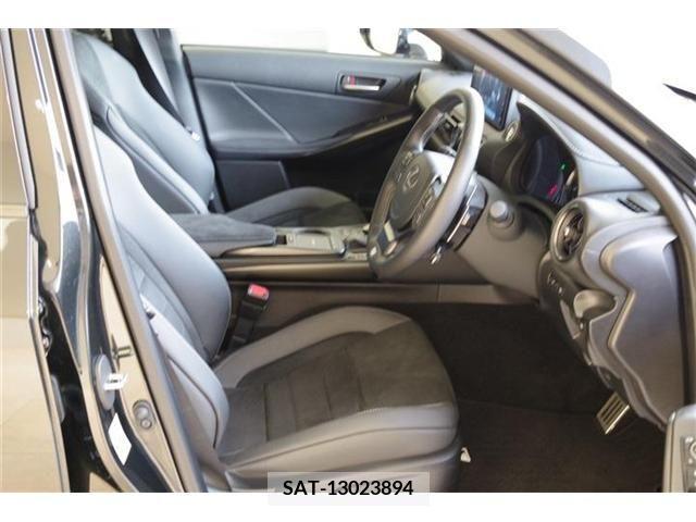 Lexus IS 2023-04 300020-14