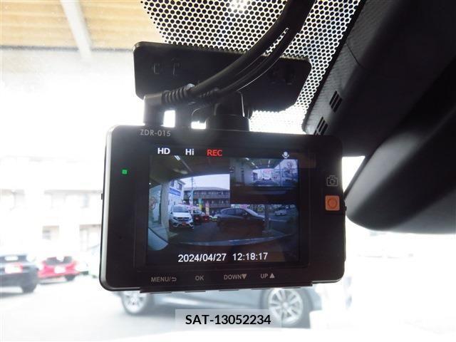 Toyota PRIUS 2019-07 281907-12