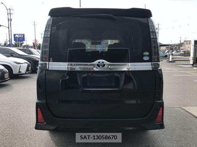 Toyota VOXY 2015-02 370291-7