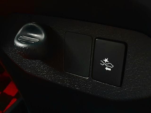 Toyota VITZ HYBRID 2019-03 195126-28