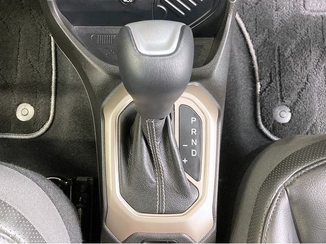Jeep RENEGADE 2018-03 8522-11