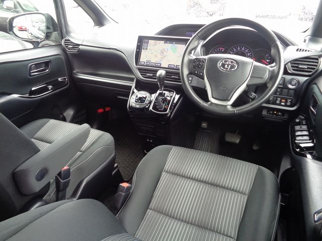 Toyota VOXY 2018-06 21818-9