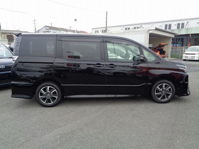 Toyota VOXY 2018-06 21818-27