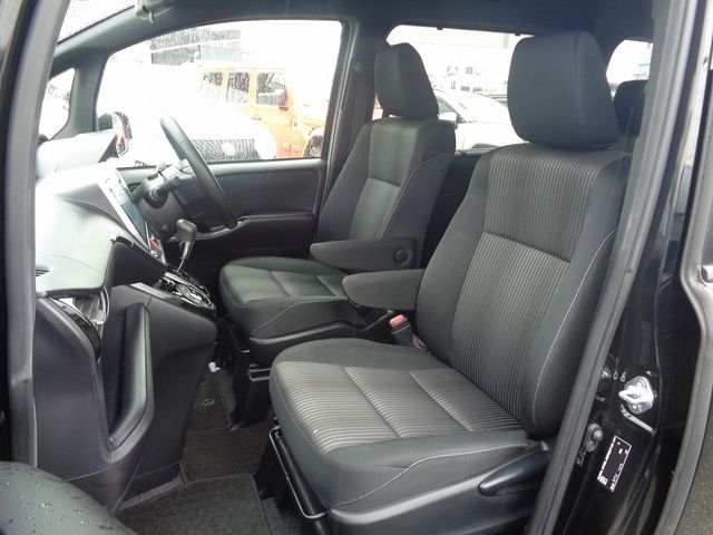 Toyota VOXY 2018-06 21818-4