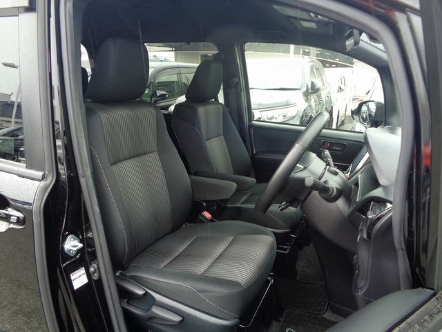 Toyota VOXY 2018-06 21818-3