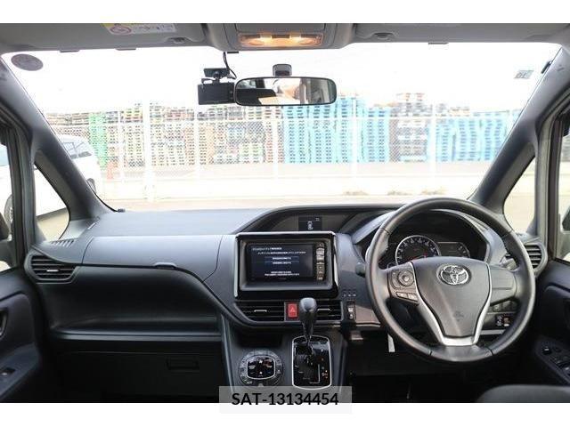 Toyota VOXY 2014-10 231078-16