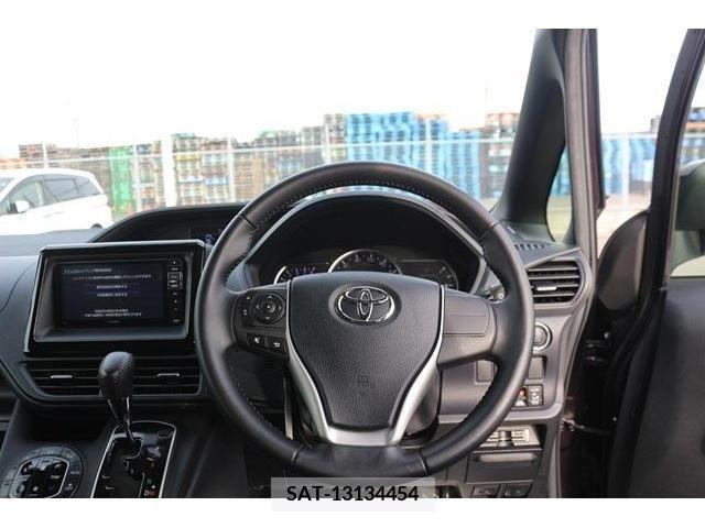 Toyota VOXY 2014-10 231078-15