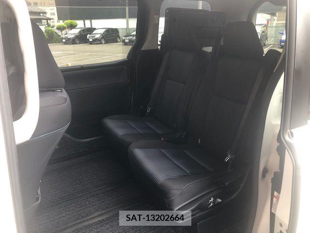 Toyota VOXY 2016-10 378463-12