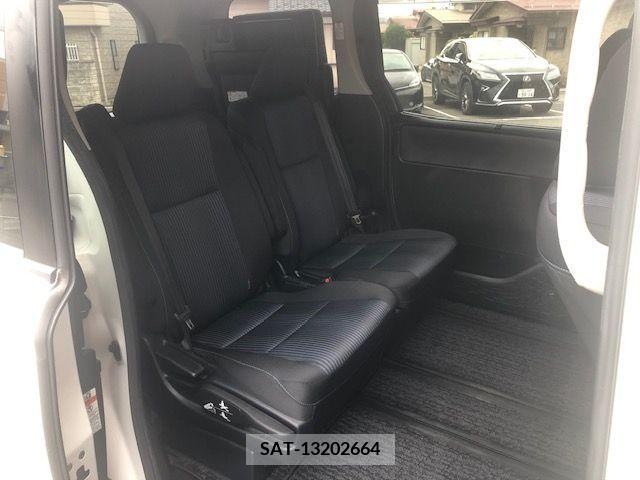 Toyota VOXY 2016-10 378463-9
